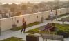 The roof garden in the evening glow is an urban oasis.